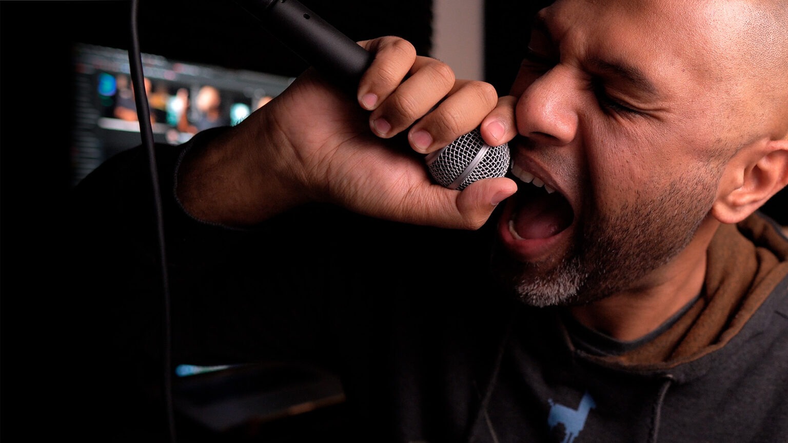 Professor Ícaro Melo cantando no microfone